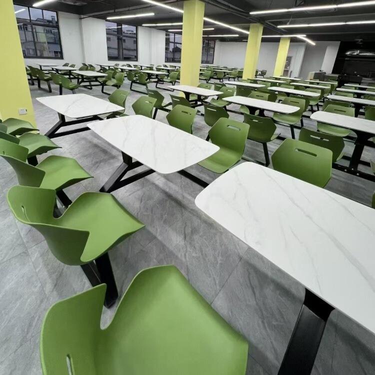 Come possono tavoli e sedie del ristorante contribuire al tema generale e all'atmosfera di un ristorante?