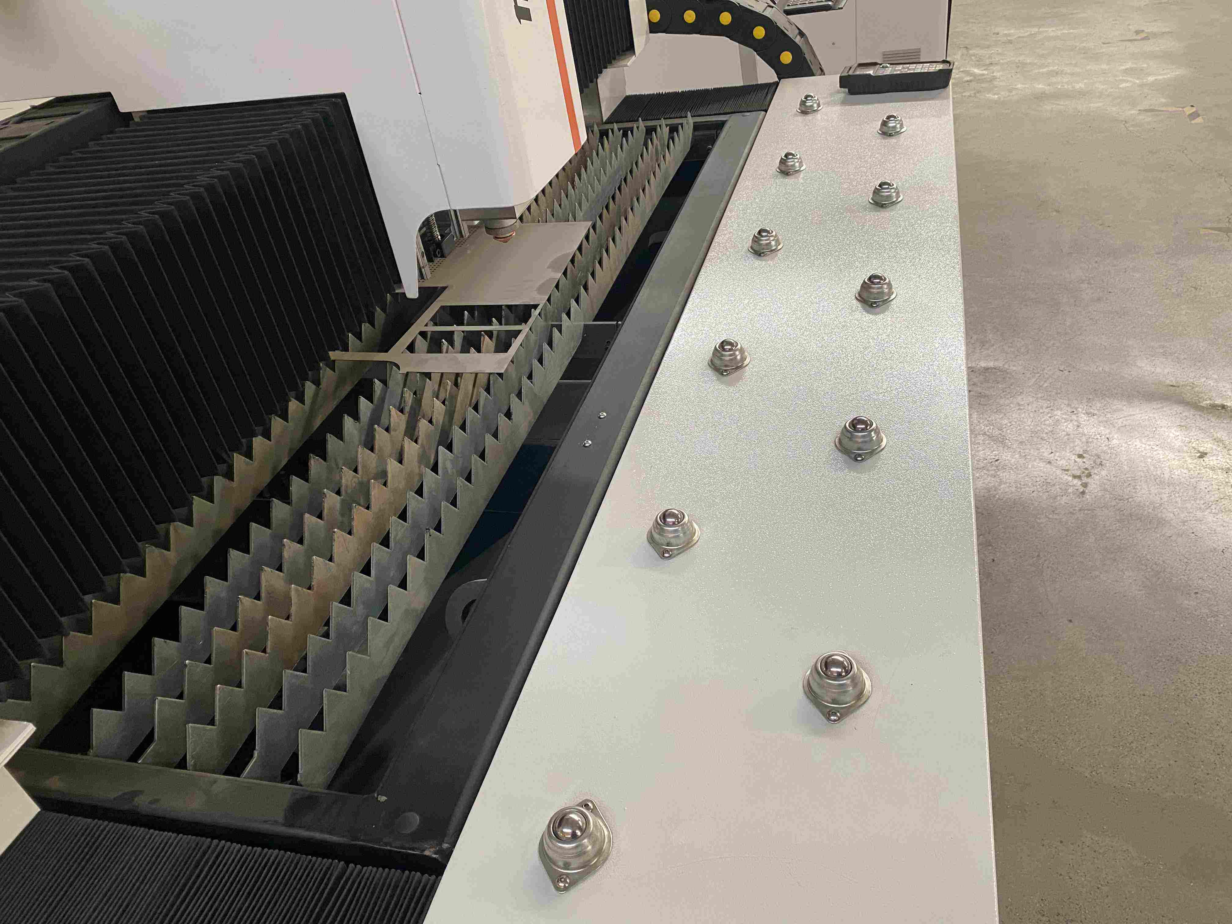 Kehittynyt kiilalaseritekniikka