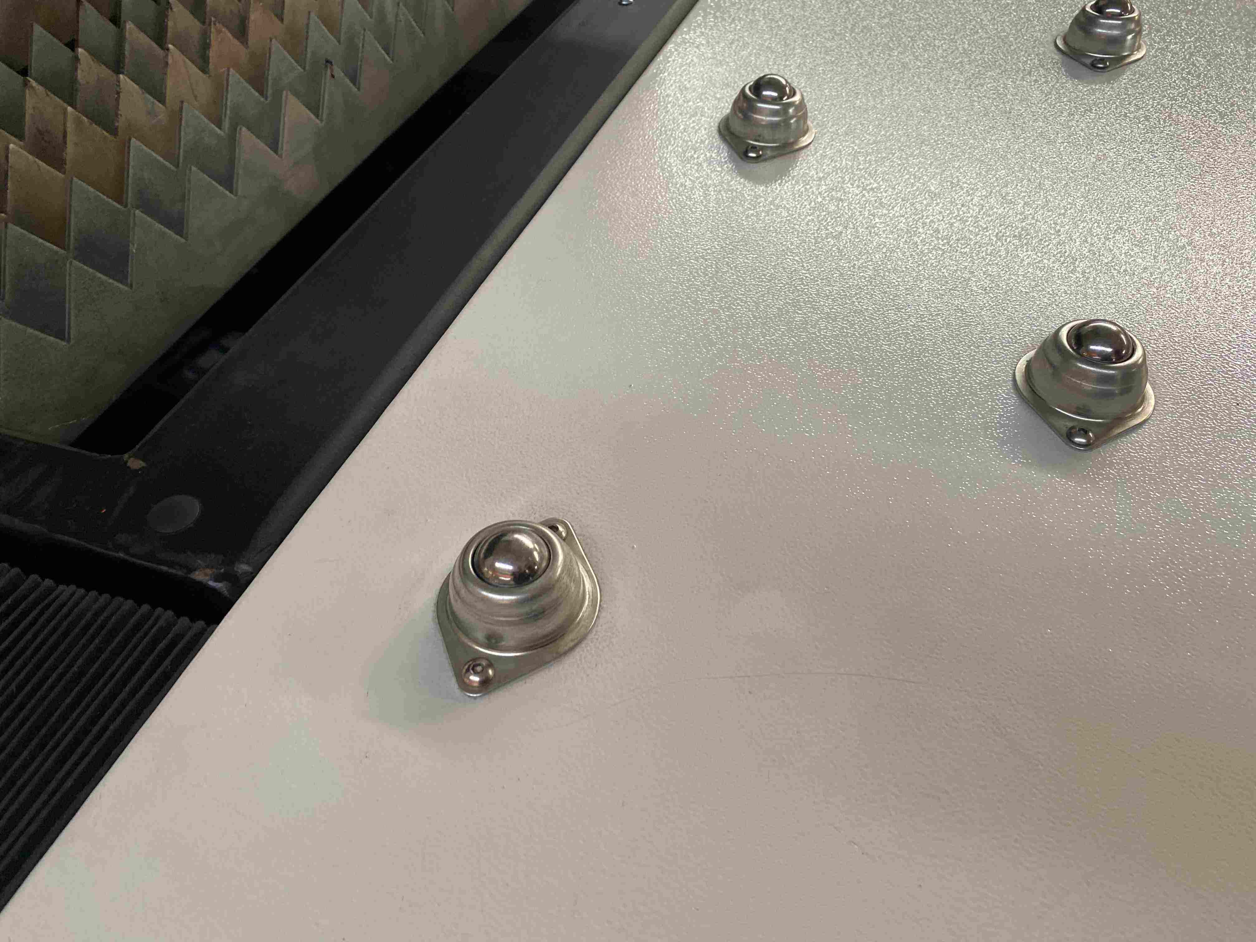 Mitä on teollinen laserleikkauskone ja kuinka se toimii