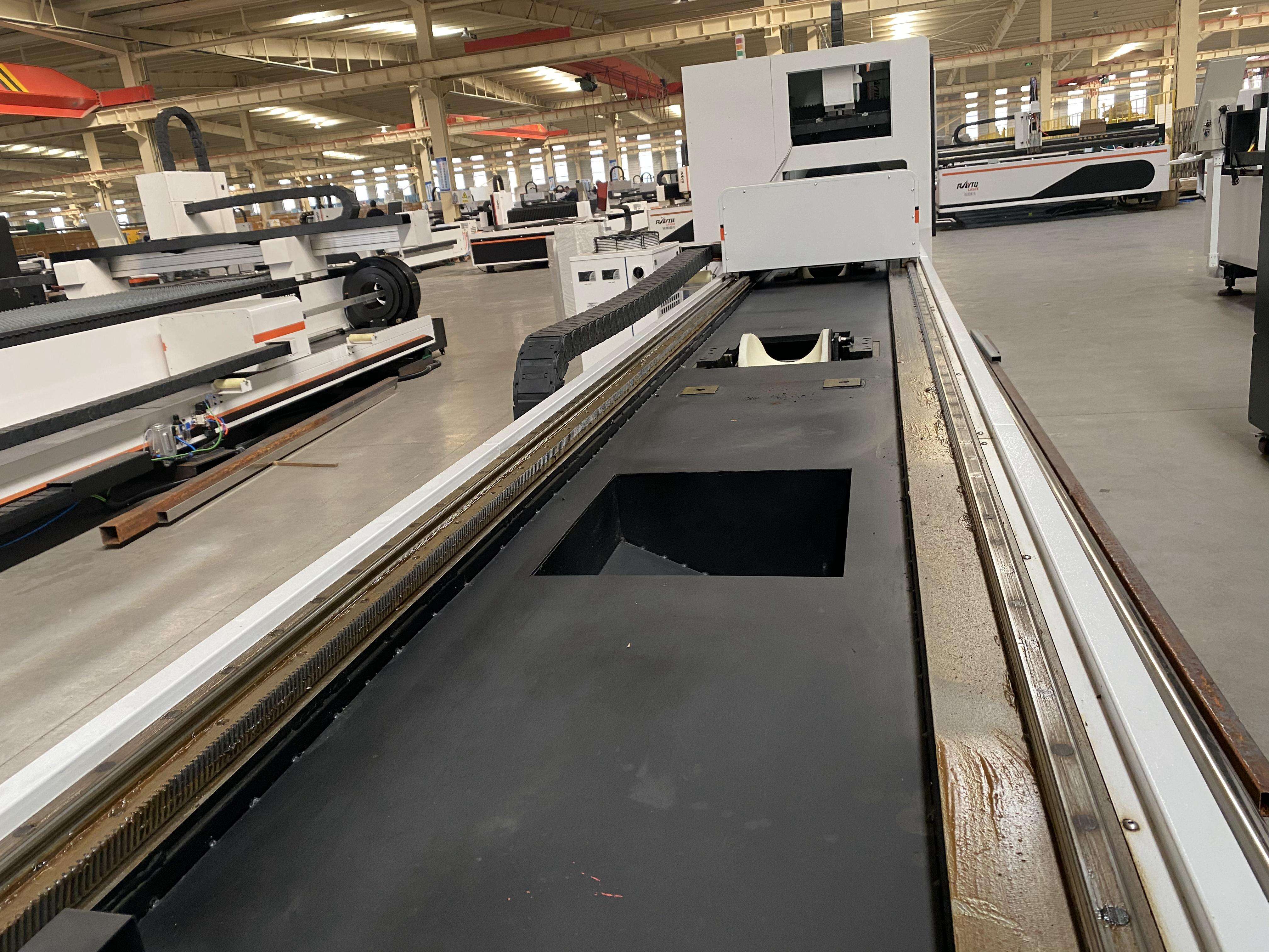 Pokročilé priemyselné laserové rezací zařadenie na rúry pre výrobné procesy.
