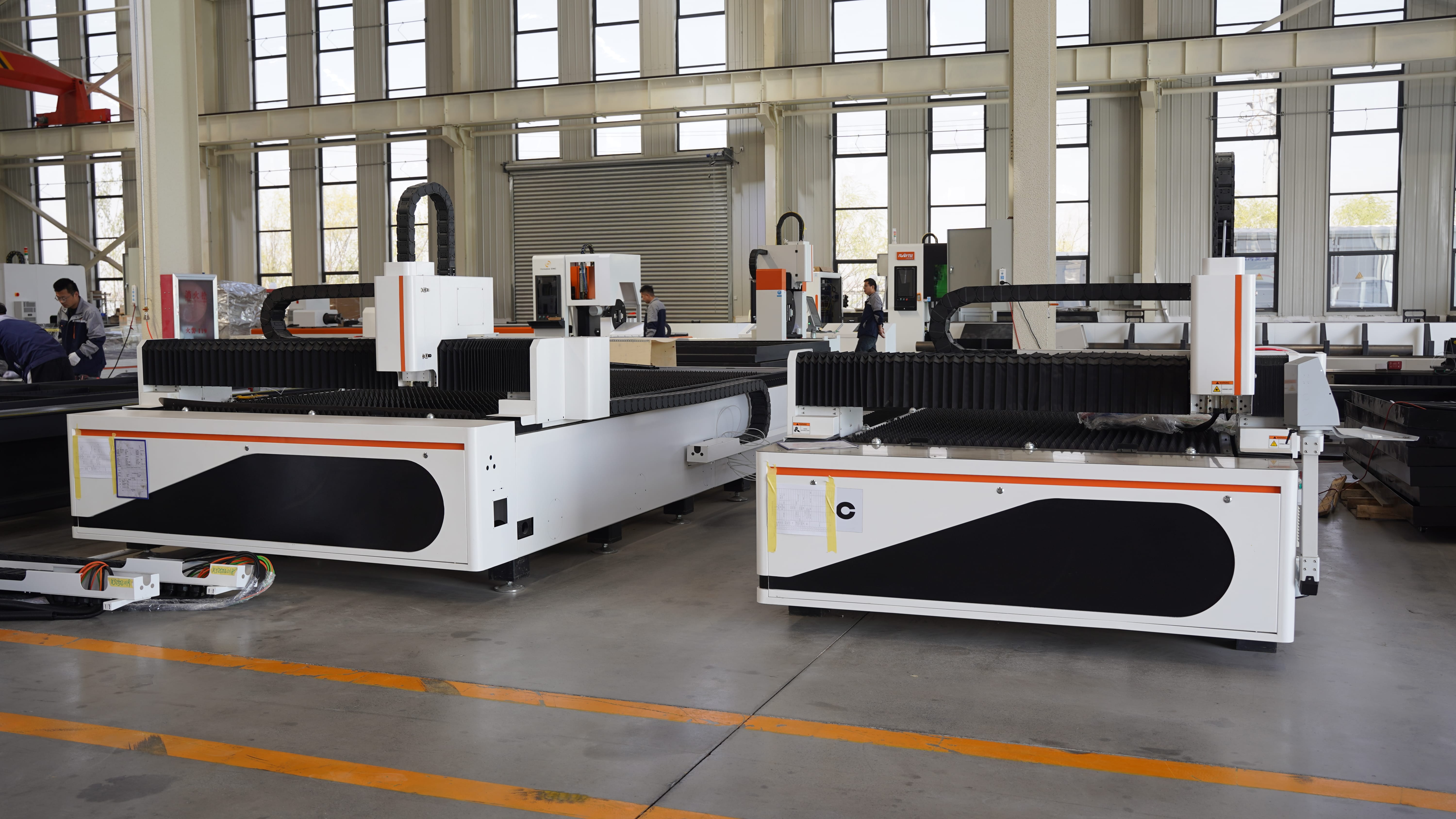 Tarkkuuden parantaminen metalinleikkauskoneissa kuitulaserien avulla