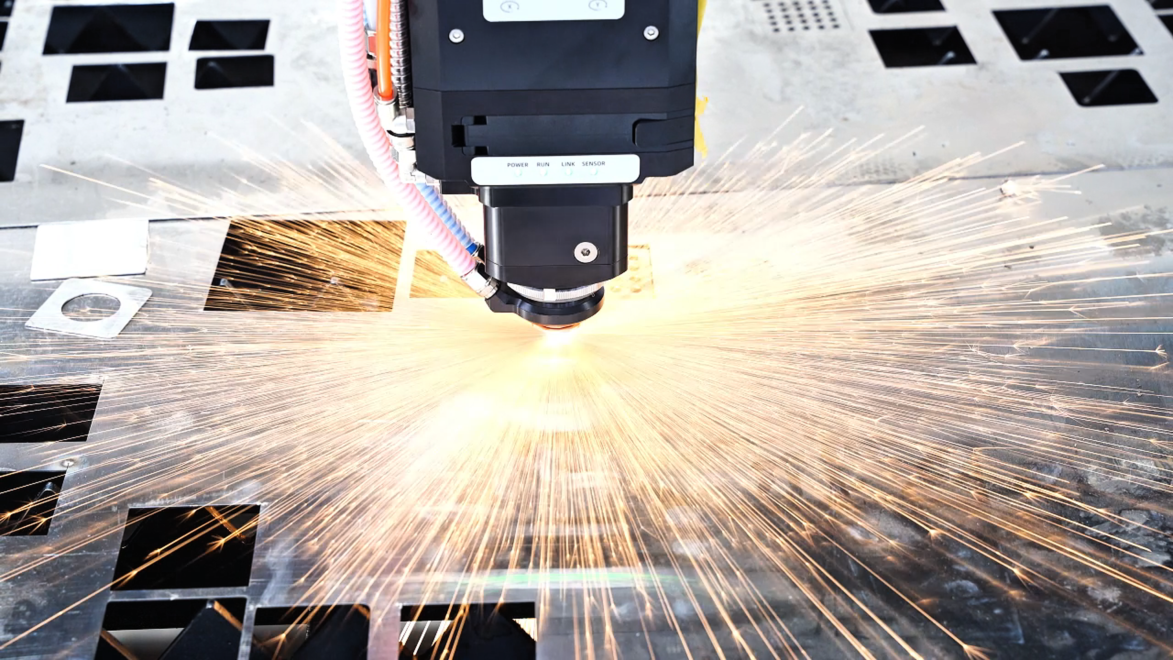 Fiber Laser vs. CO2: How Much Can You Actually Save on Electricity Costs?