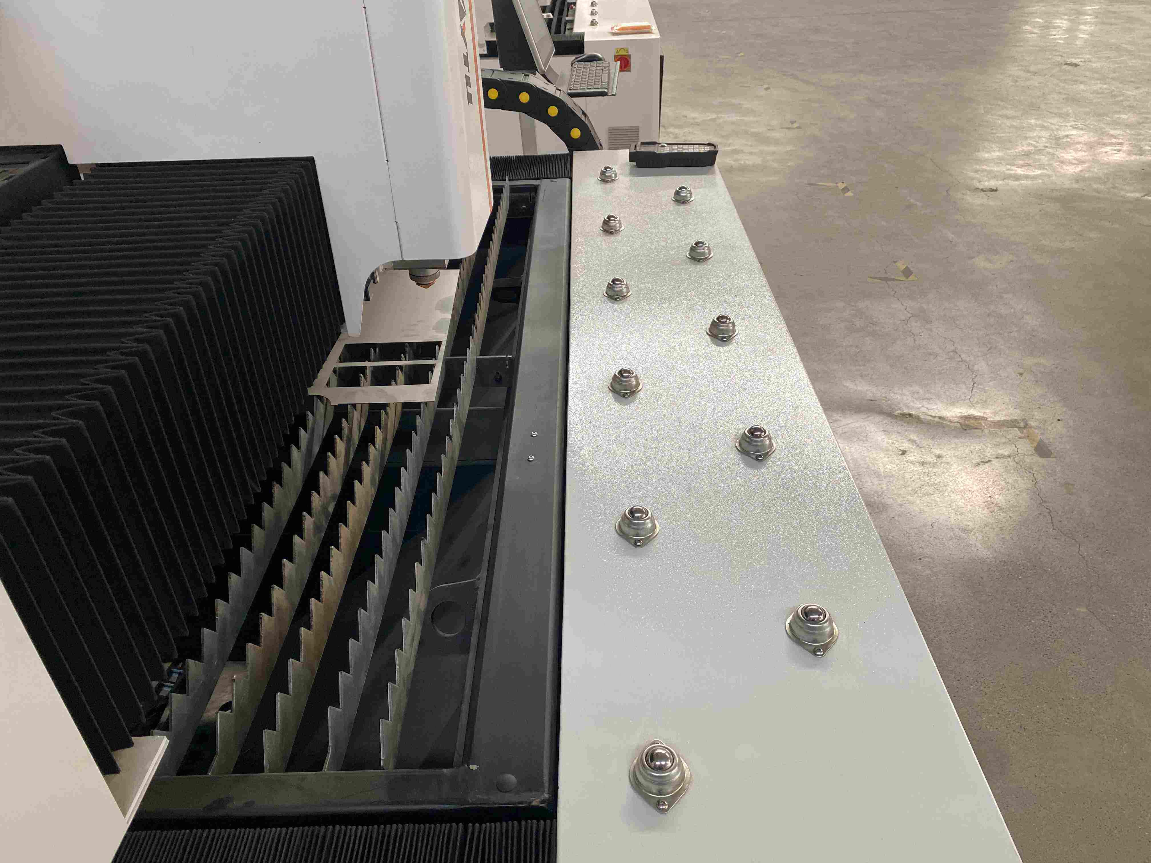 Löydäksesi mitä laserleikkaus pystyy tekemään erilaisissa materiaaleissa