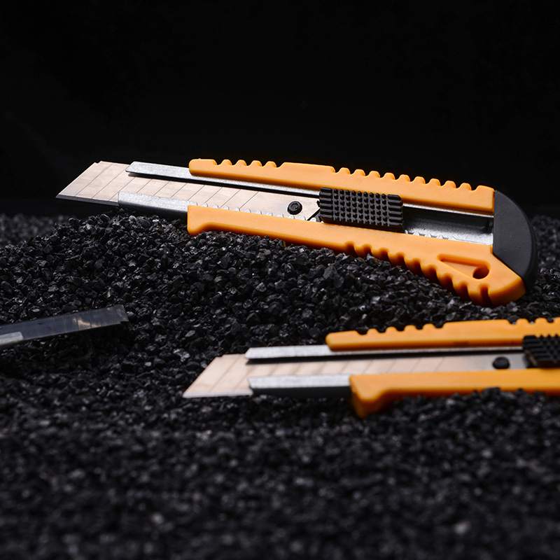 Bir malzemenin kesilmesi için güvenli bir kullanım bıçağı hangi özelliklere sahip olmalıdır?