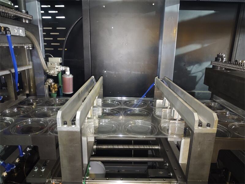 JCCX-600A Cover Thermoforming Machine (3).jpg