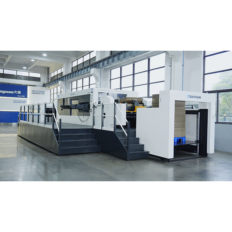 Как правильно обслуживать лезвие и калибровку станка для резки бумаги, чтобы обеспечить безопасную эксплуатацию?