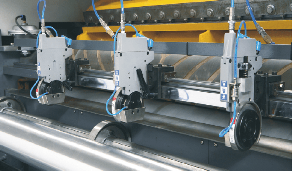38-CM-1100A_1500A_1700A_1900A-Three sets of slitting knife are used for trimming and middle slitting.jpg.png
