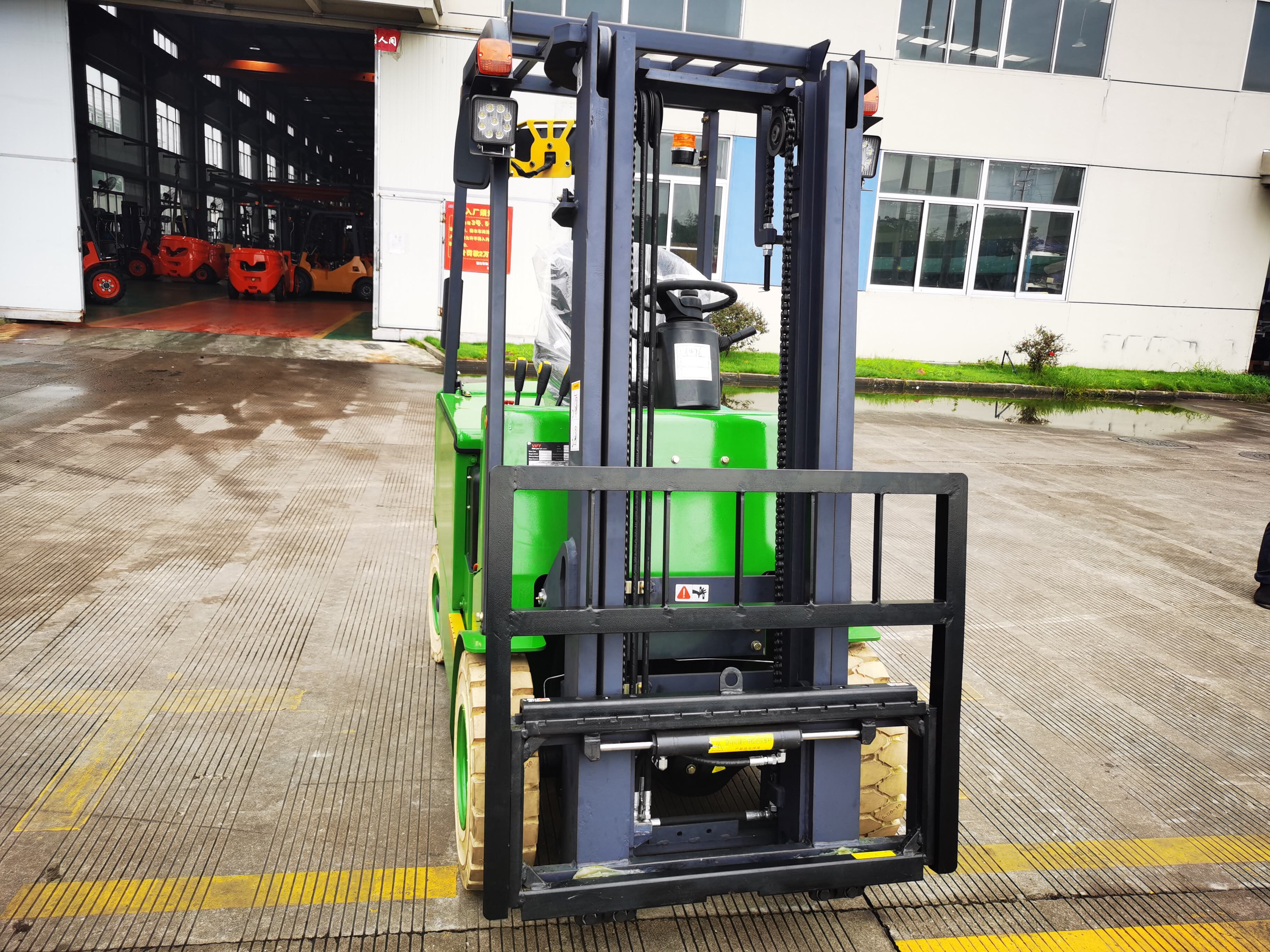HT25 electric forklift