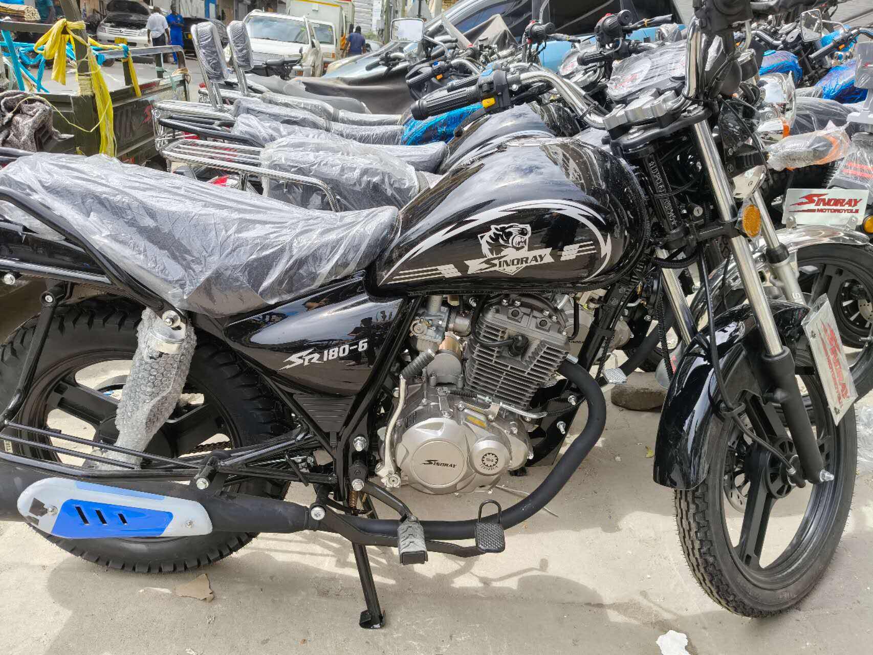 What Makes a Street Motorcycle Ideal for Daily Commuting with Its Agility and Fuel Efficiency?