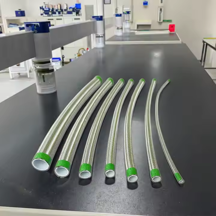 테프론 튜브가 반도체 산업의 논스틱 요구에 적합한 이유는 무엇인가요?