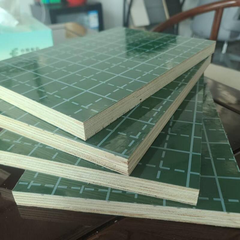 Qurilishda foydalanish uchun yashil plastik film bilan qoplangan plyuma, o'lchami 1220*2440 mm, qalinligi 9 mm, 12 mm, 15 mm, 18 mm, terak va eukalipt aralash asosli, 10 marta qayta ishlatiladigan plyuma.