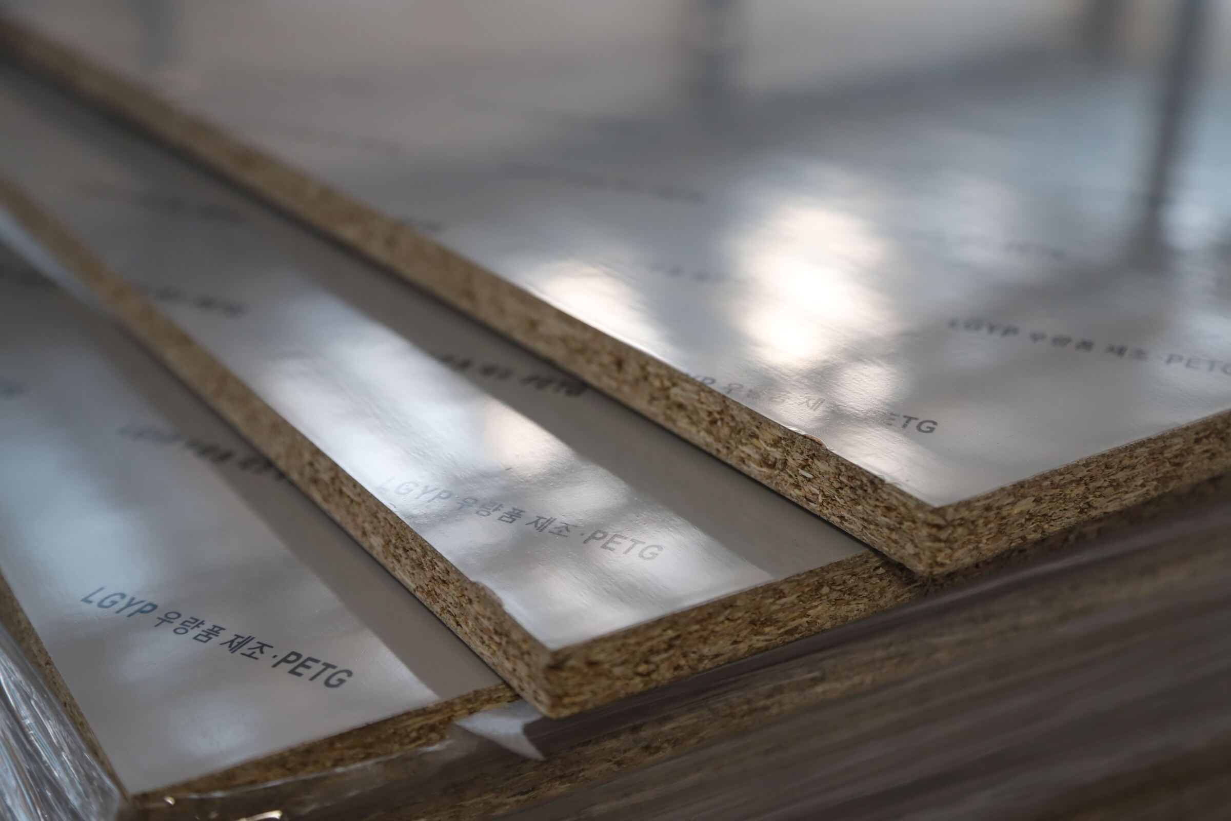 Độ bền bề mặt và khả năng chống trầy xước được cải thiện