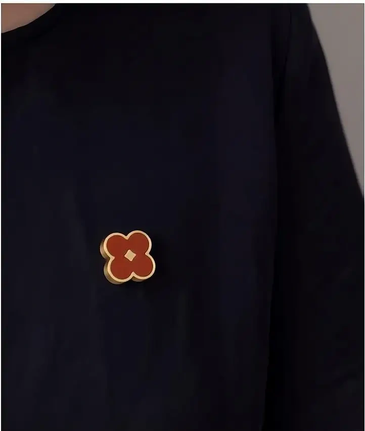 brooch for clothes.webp