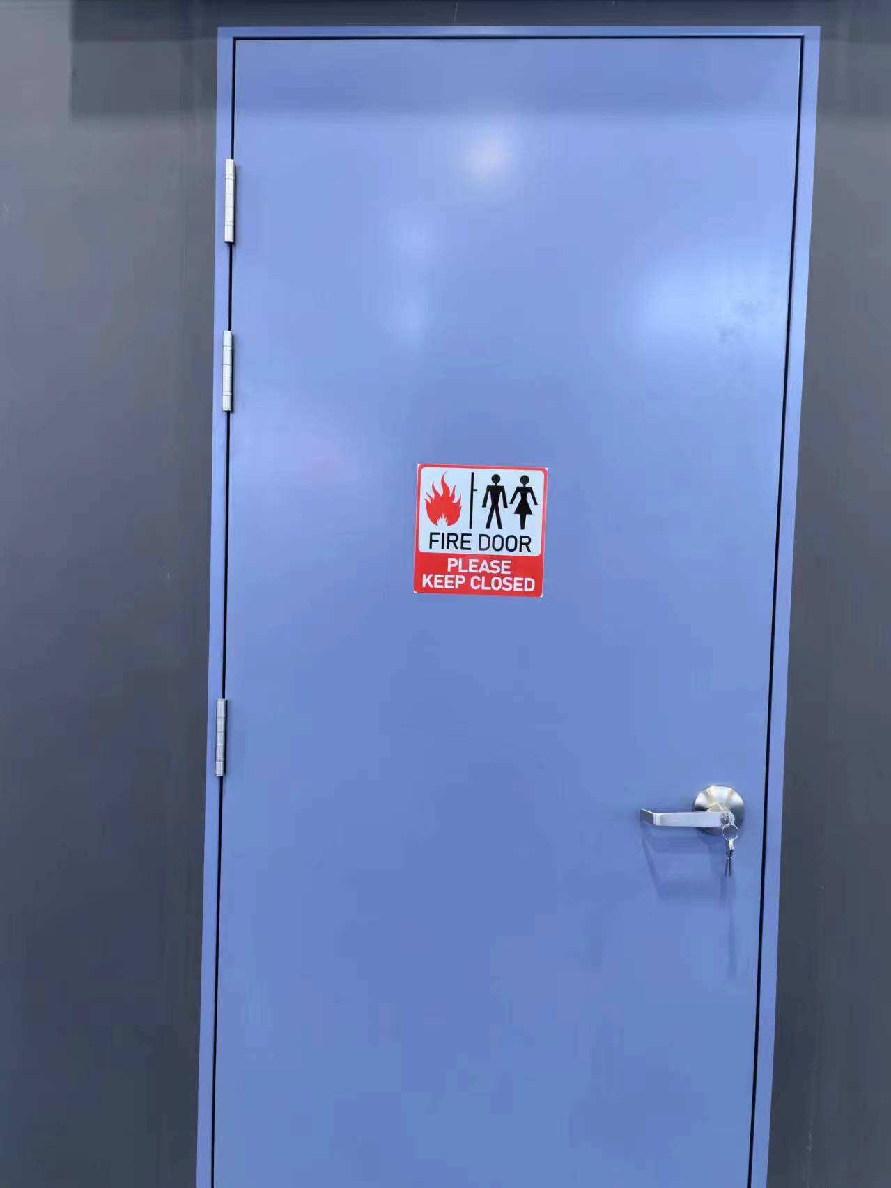 ما هي المدة التي يجب خلالها فحص أبواب الحريق والحفاظ عليها؟