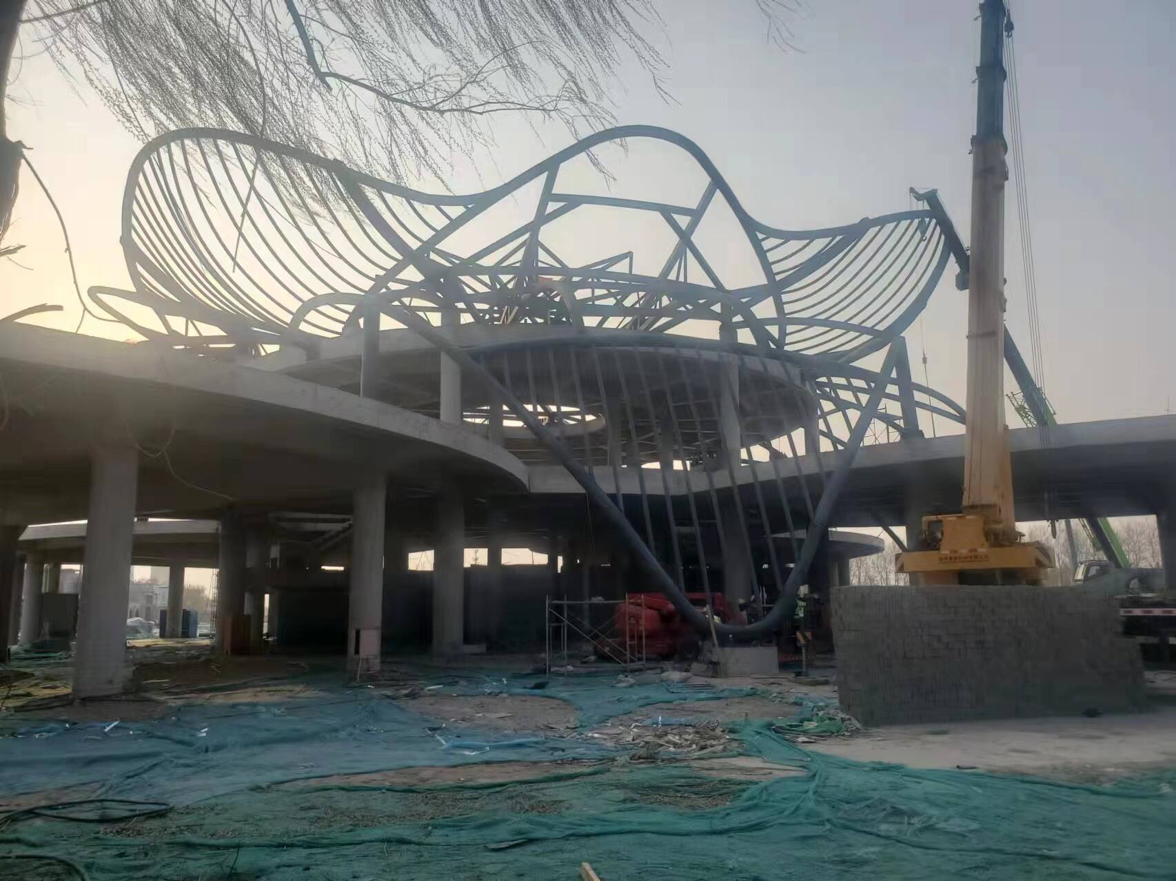 L'exploració de la durabilitat i resistència dels edificis d'acer usats per a un ús a llarg termini.