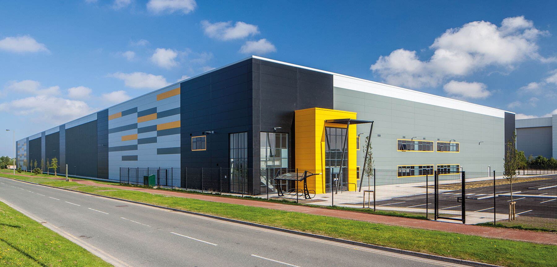 С набором для строительства дома из стального каркаса будьте уверены, что ваш дом построен так, чтобы выдерживать воздействие природных элементов и защищать вашу семью.