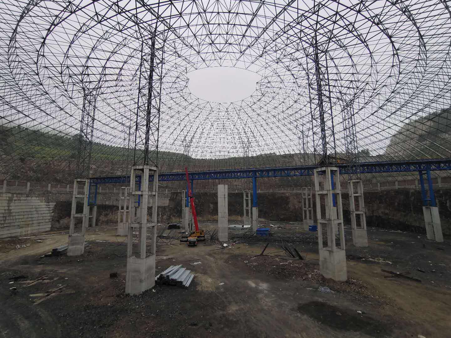 El procés de creació d'una casa moderna amb bastidor d'acer des del començament fins al final.