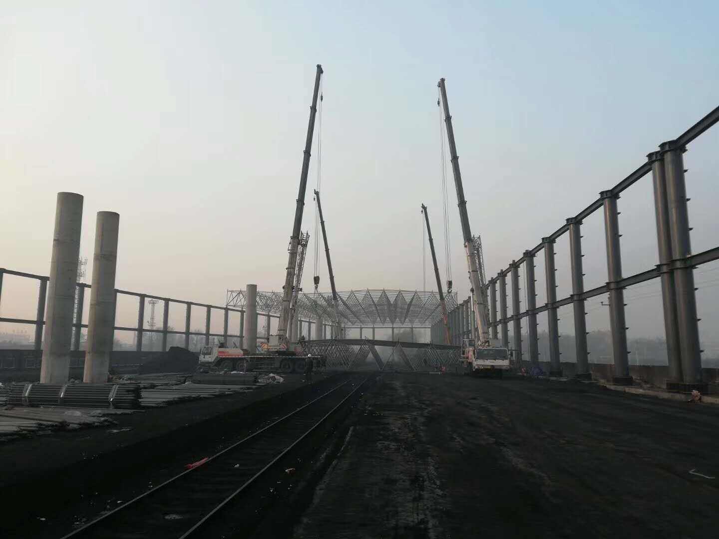 Przemień swoje tereny dzięki budowli metalowej 100x100