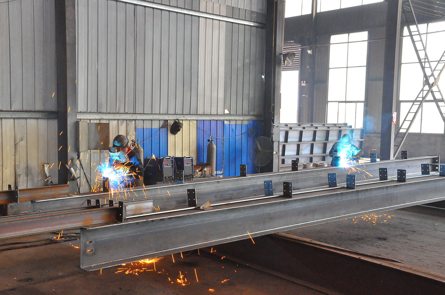 Solucions d'emmagatzemament econòmiques amb kits d'edificis d'emmagatzemament d'acer