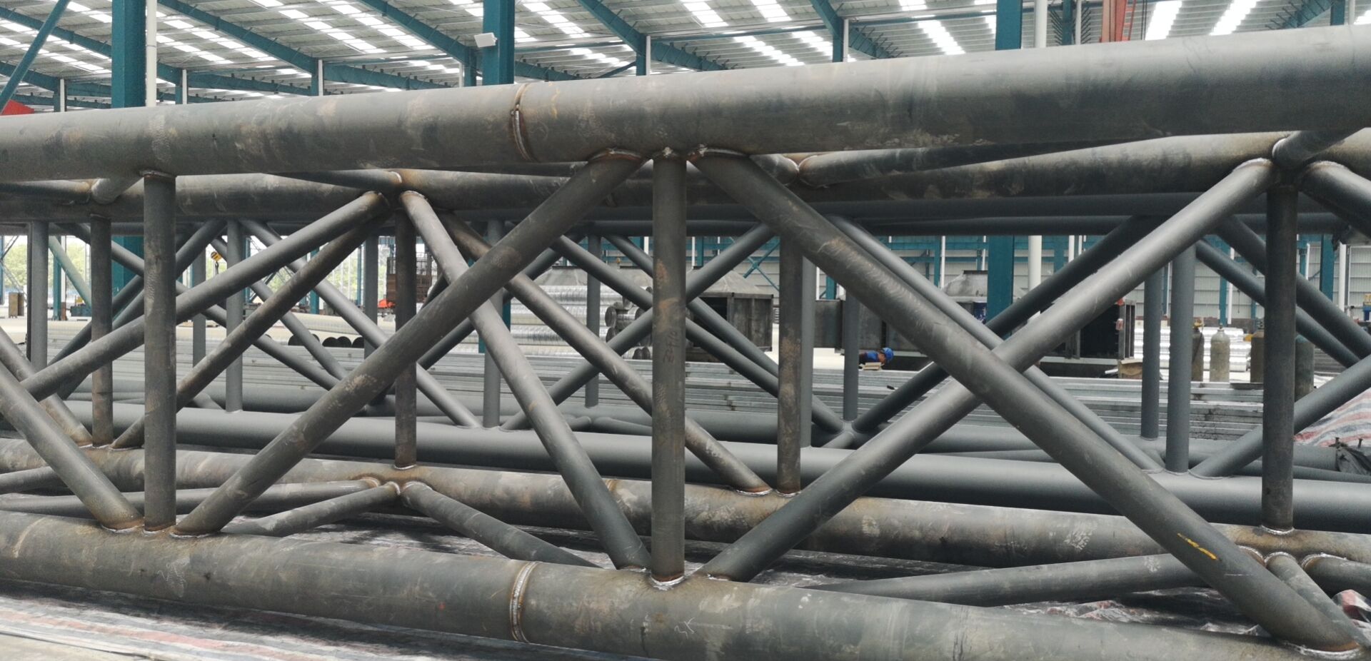 സങ്കീർണ്ണമായ സ്റ്റീൽ കെട്ടിടങ്ങളോടൊപ്പം അതിർവരമ്പുകൾ തള്ളിനീക്കുന്നു