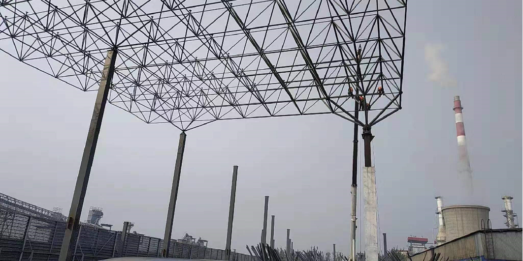 كيف يعزز الإطار الفولاذي استقرار وأمان سقفك