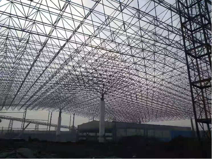 تصاميم إبداعية وهندسة في المباني الحديثة من الفولاذ