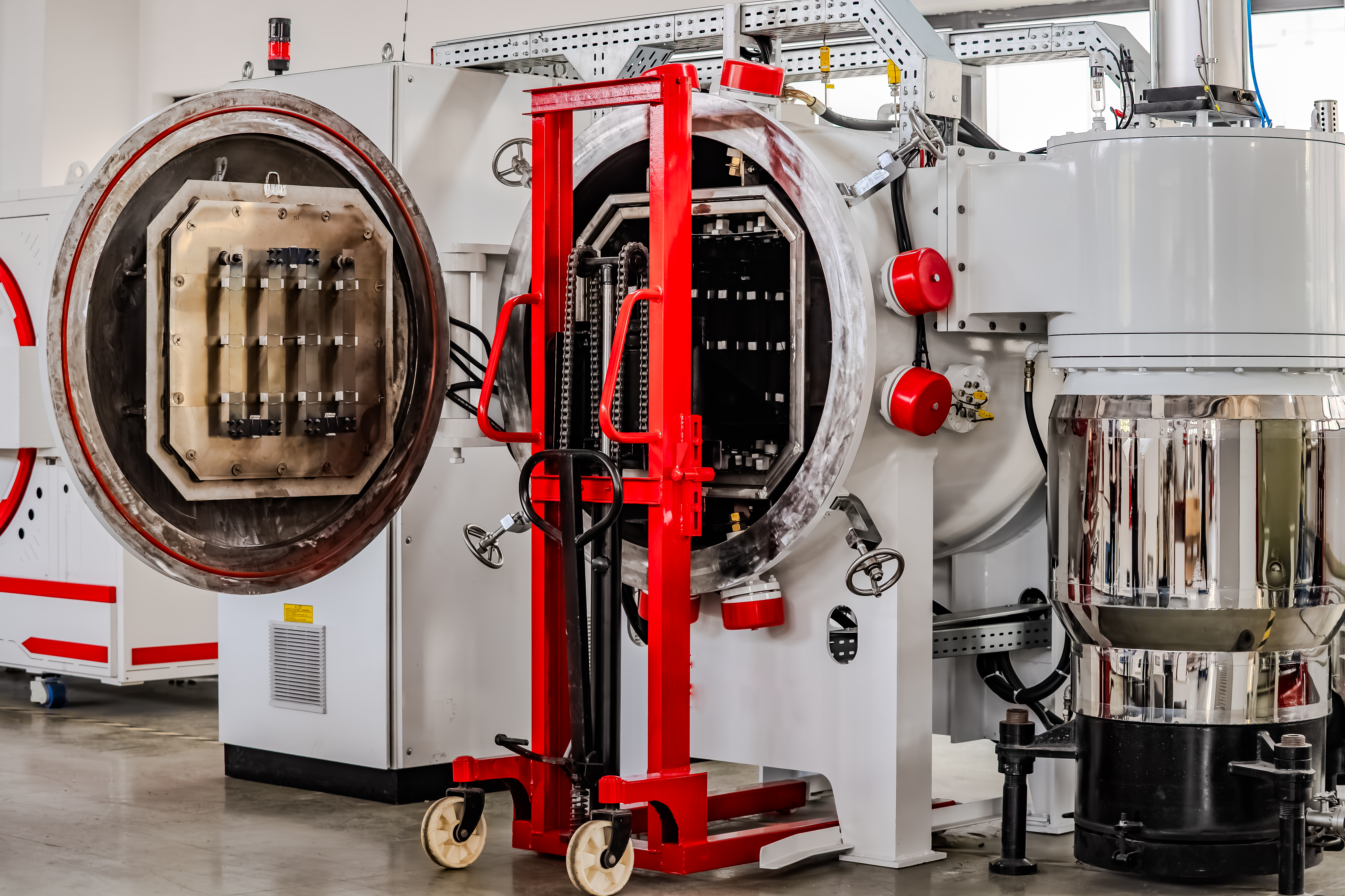 How Does a Vacuum Brazing Furnace Reduce Oxidation During Processing?