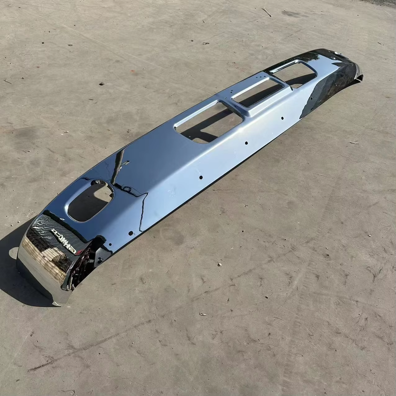 How do side skirts improve fuel efficiency for Mitsubishi truck fleets?