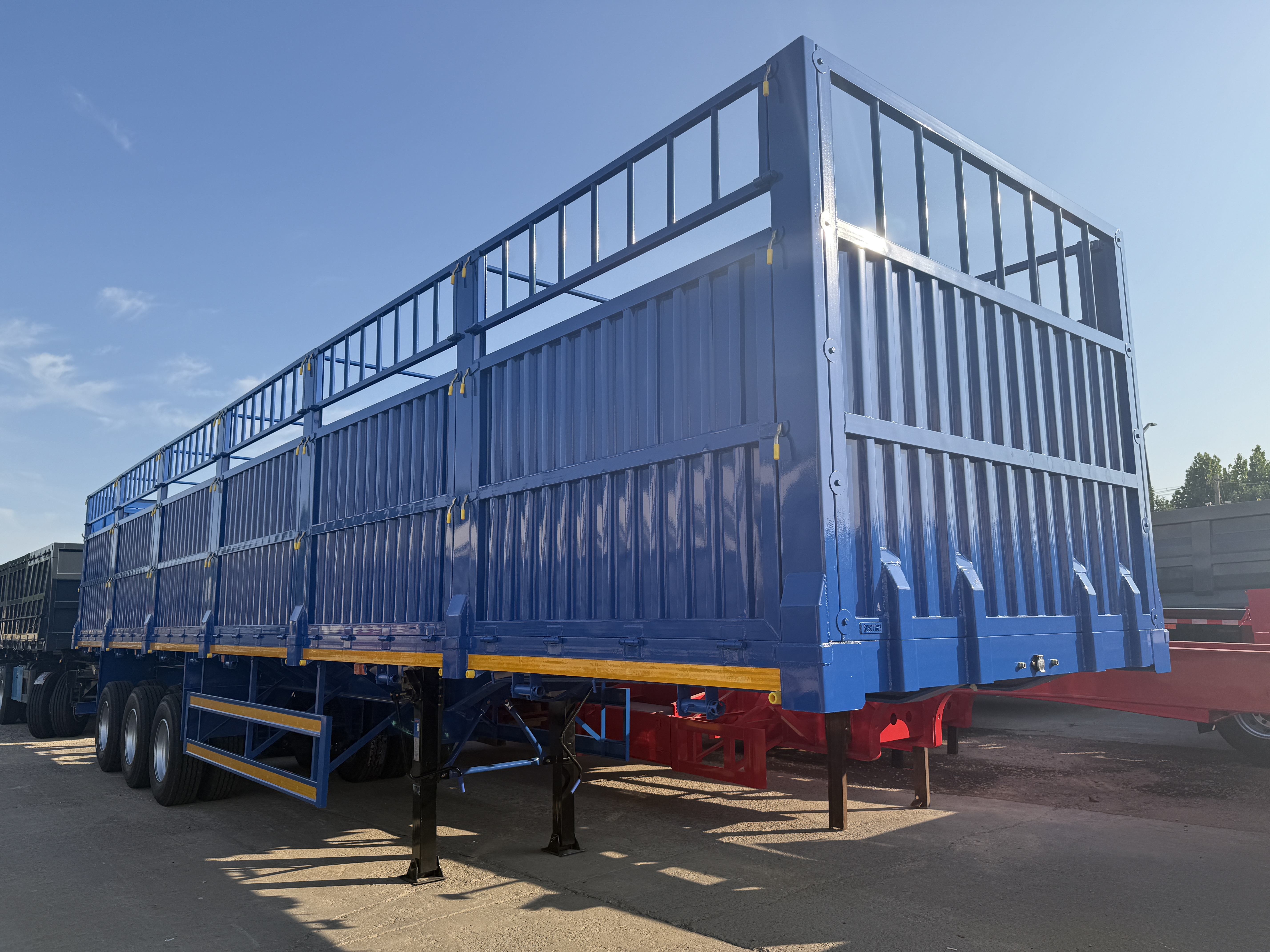 Manfaat Semi Trailer untuk Transportasi Barang Skala Besar