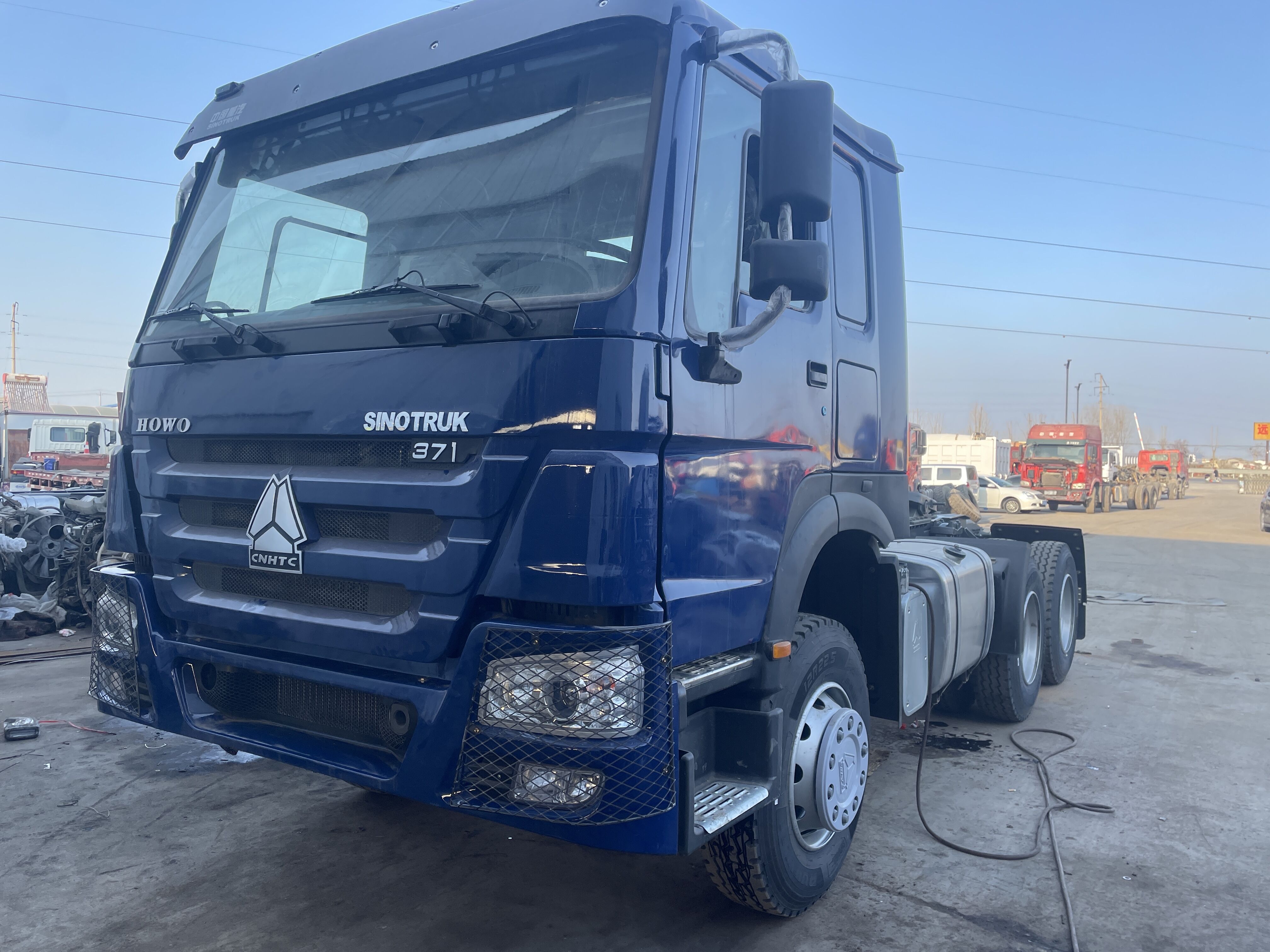 Güclü və Uğurlu Traktor-Semitreyler Ağır Yükləmələr üçün