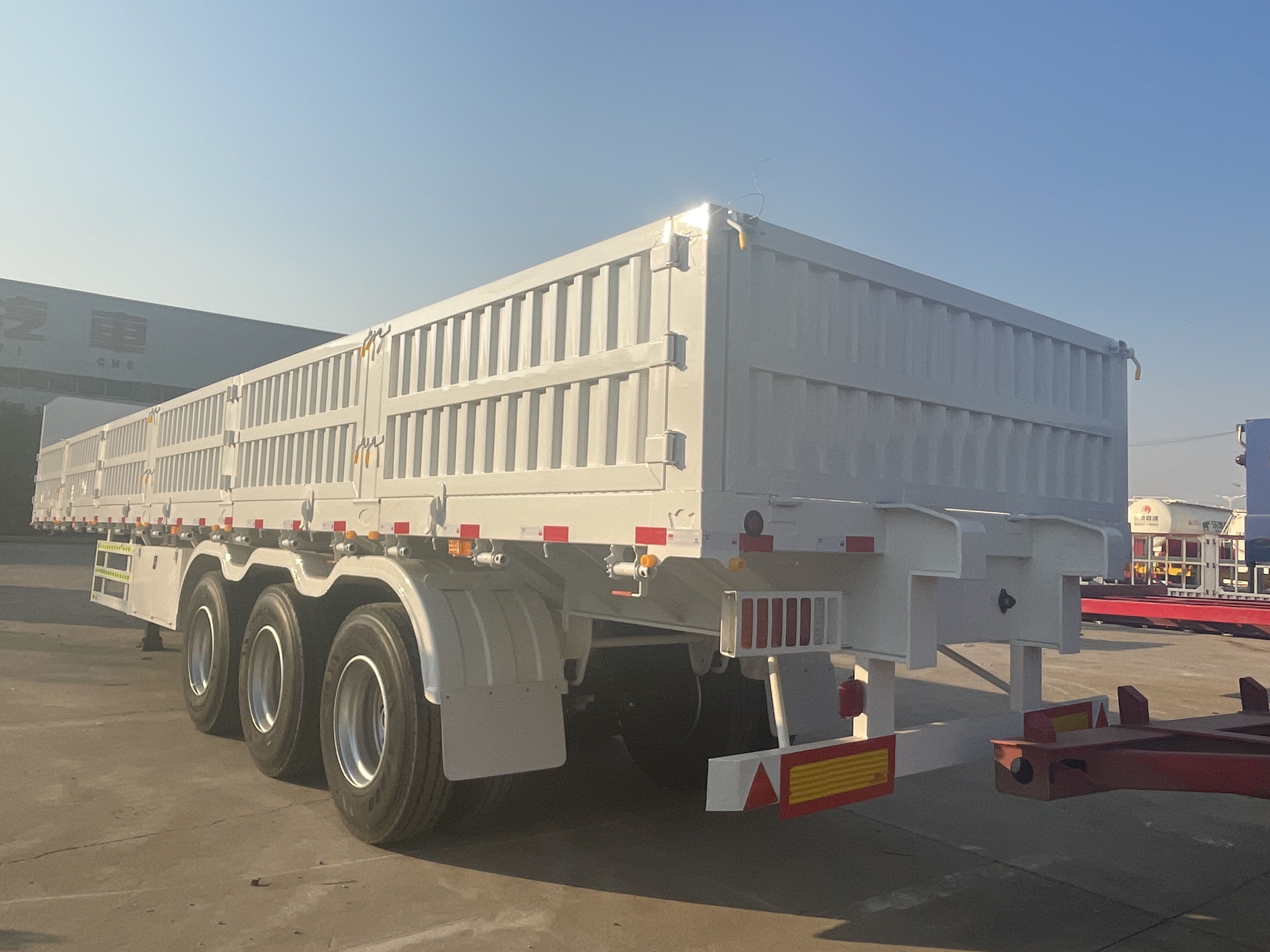 Przestronny przyczep towarowy do wysyłek na dużą skalę