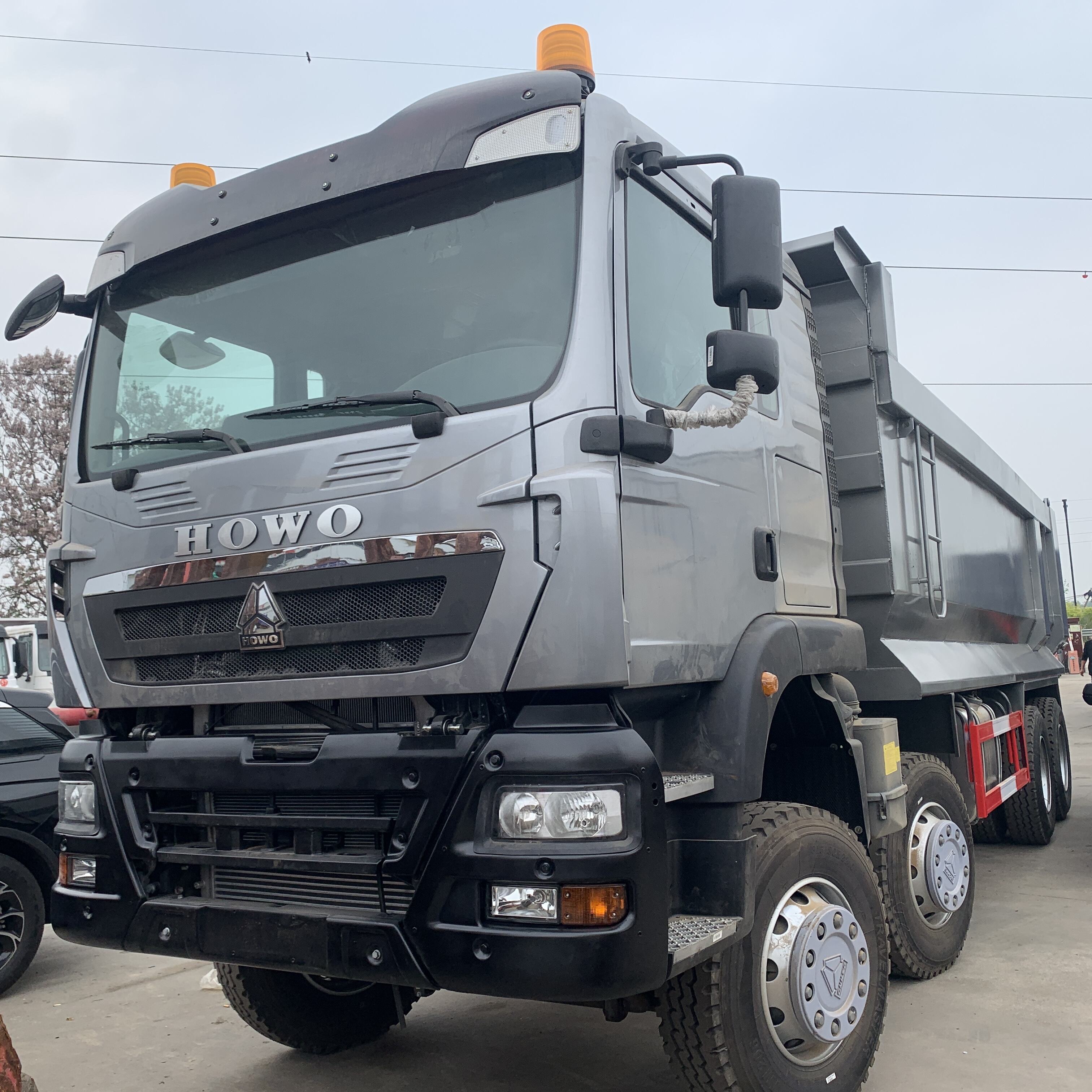 8x4 самосвалууд яагаад хүнд даацын барилга, уурхайн тээвэрлэлтийн чиглэлд хүч чадлын гол үүрэг гүйцэтгэдэг вэ?