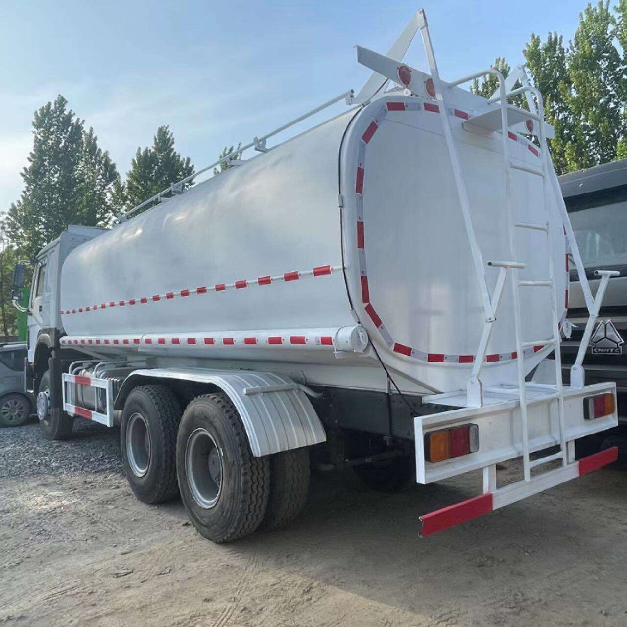 Хоолны ангилал, химийн бодис тээвэрлэхэд хамгийн тохиромжтой шингэн тээврийн машин: Зэвэрдэггүй ган савтай автоцистернууд