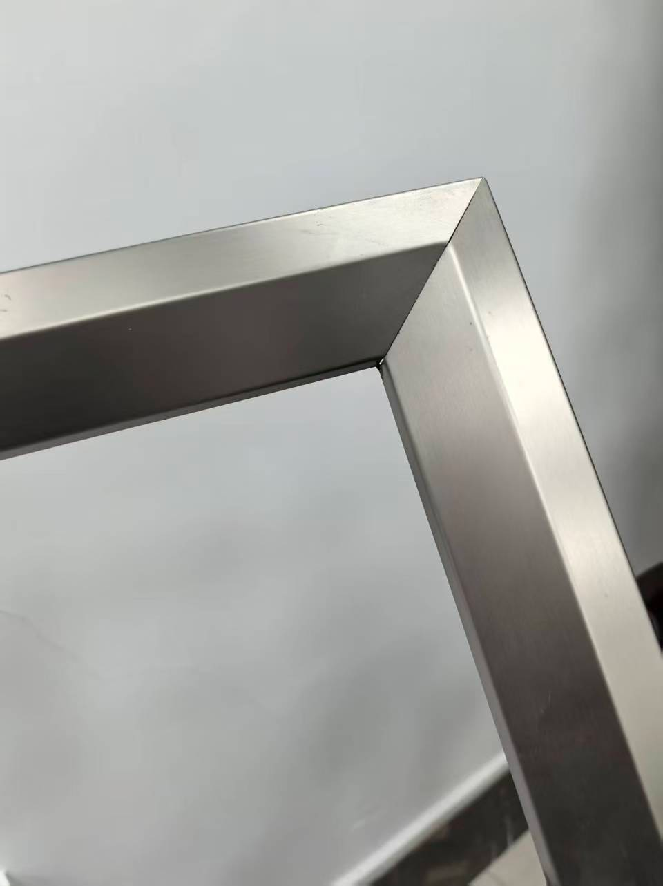 Does welded stainless steel trash can have good sealing?