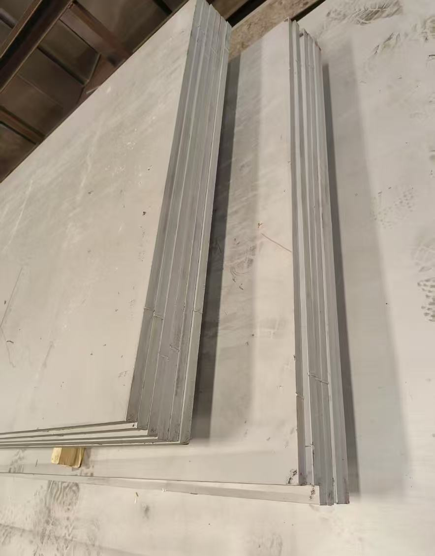 Which scenarios are 304 stainless steel plates suitable for?