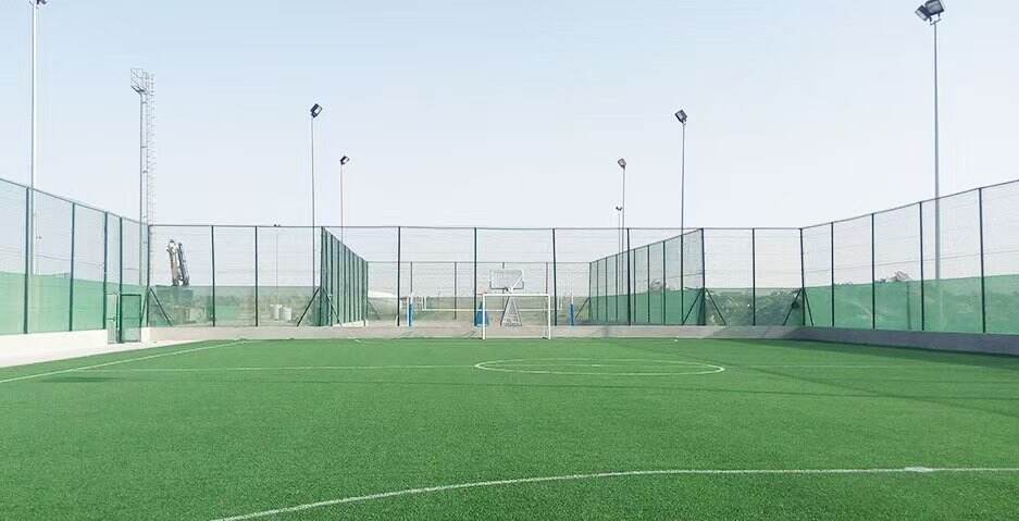 ¿En qué escenarios es adecuada una cerca de acero resistente y anticorrosiva?