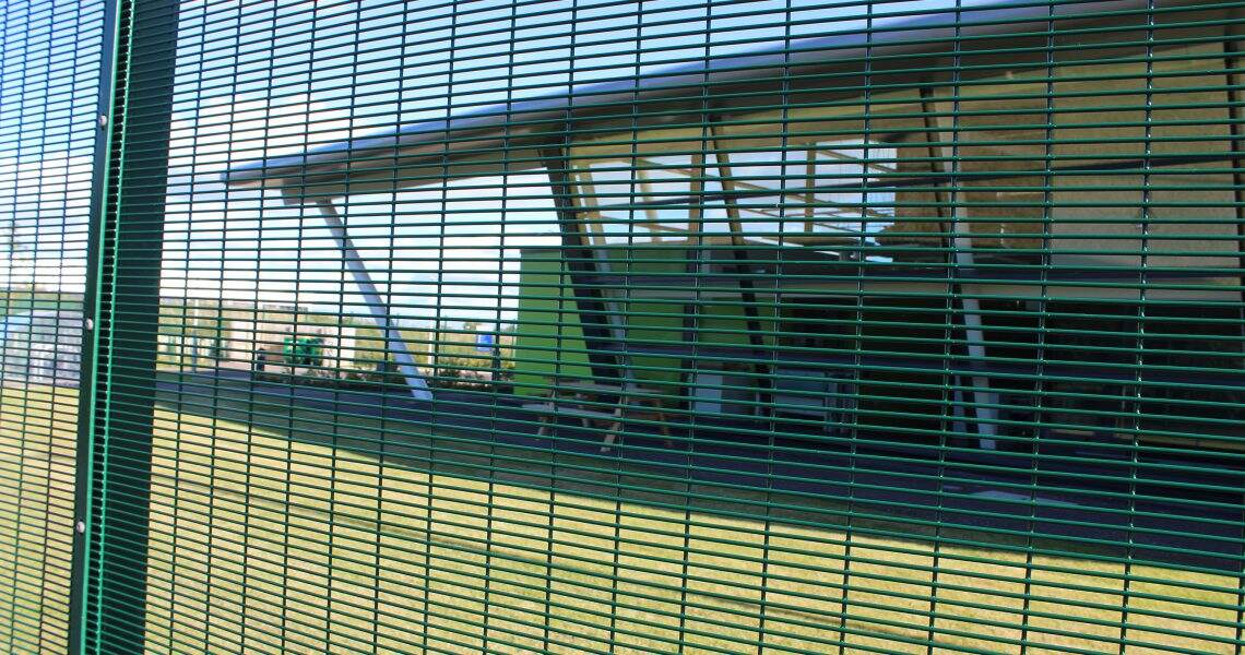 ¿Por qué se utiliza ampliamente la valla de seguridad 358 en prisiones y aeropuertos?