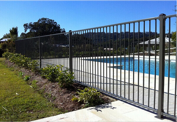 ¿Qué valla de acero cumple con los estándares para proyectos comerciales?