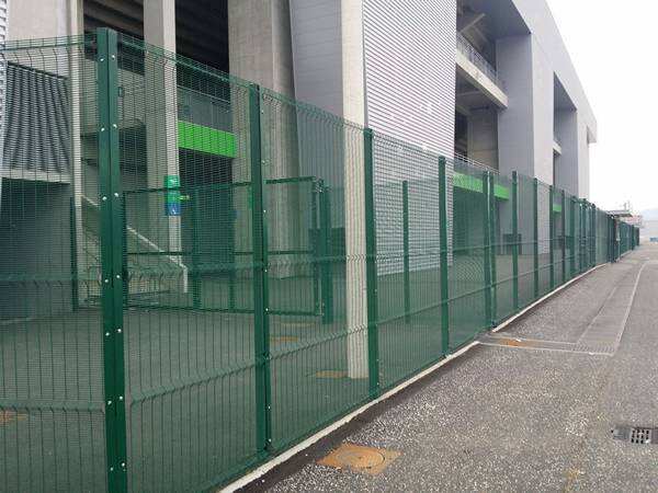 What specifications should be considered when choosing anti climb fence?