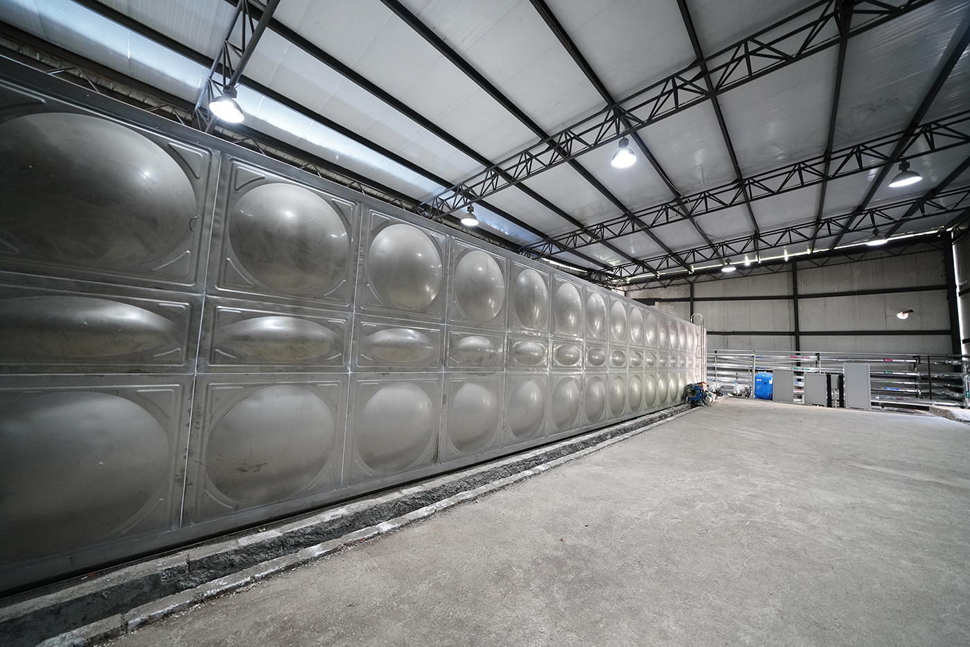Hotel hot water engineering large water tank.png