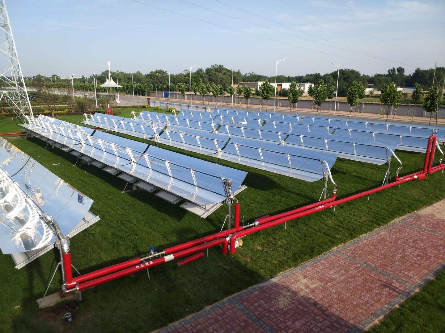 Parabolic trough systems use long, curved mirrors to concentrate sunlight onto a receiver tube running along their focal line. A heat transfer fluid2.jpg