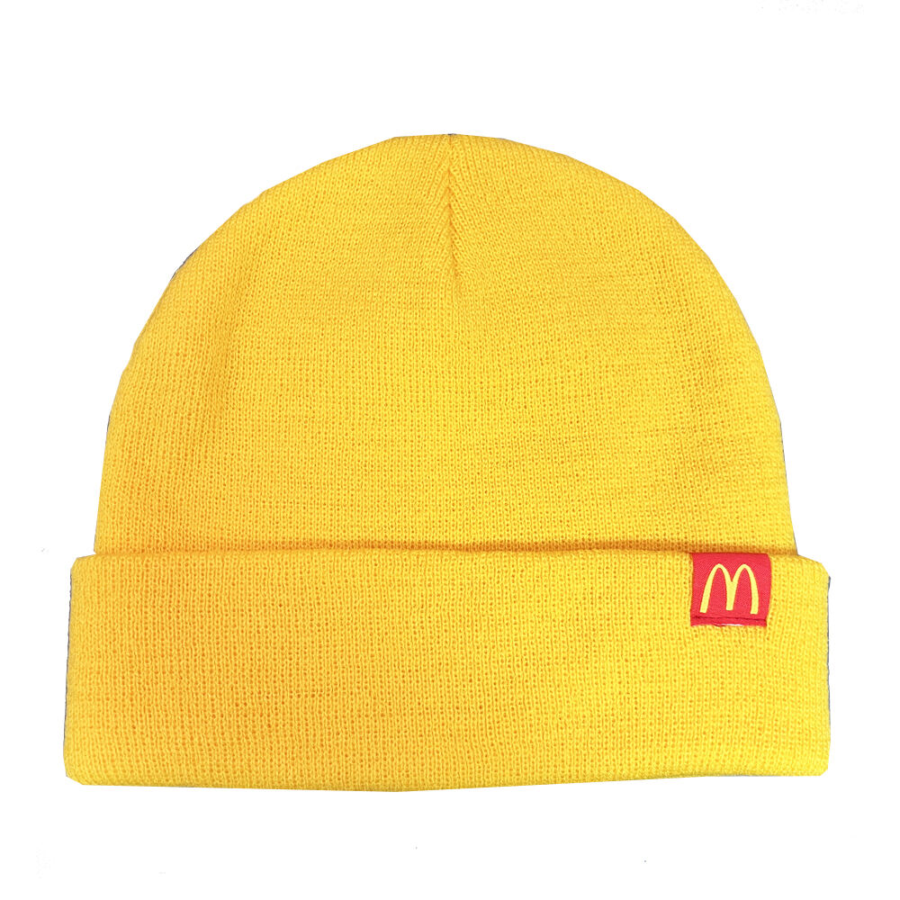 Färgglad mössa med kundanpassad etikett