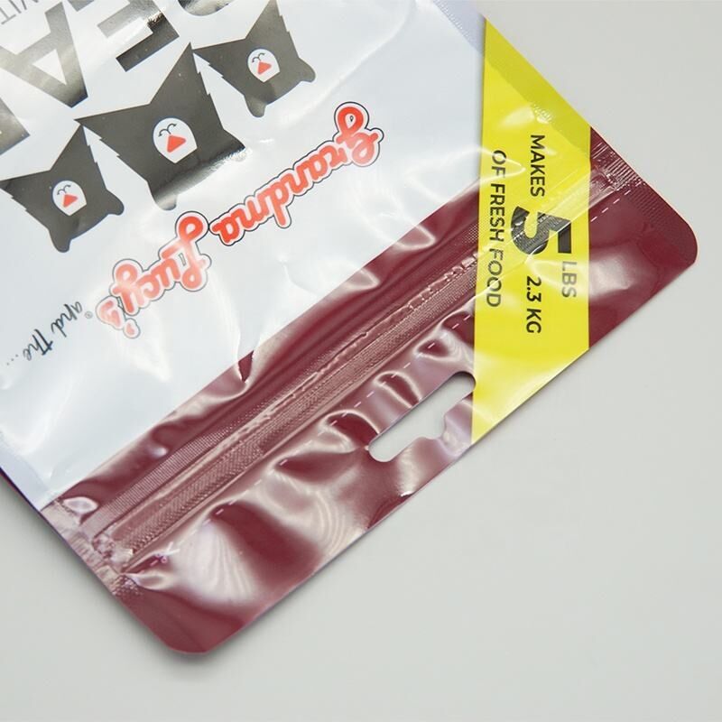 Plok??iadugniai lankstūs plastikiniai u?trauktukais u?daromi mai?eliai gyvūn? pa?arams, gyvūn? maisto pakuotei