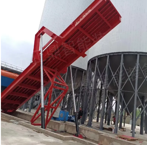 What are the key points in daily maintenance of tipper truck hydraulic systems?