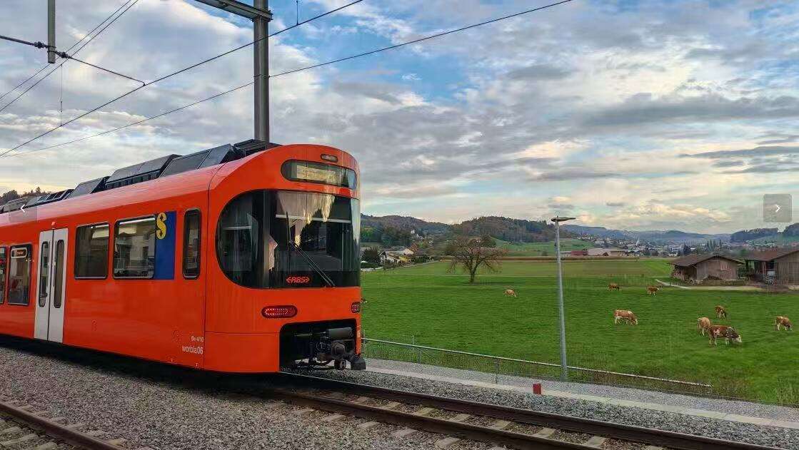 Oranje Glijden Door het Groen: Een Helende Reis op de S7-tram van Bern