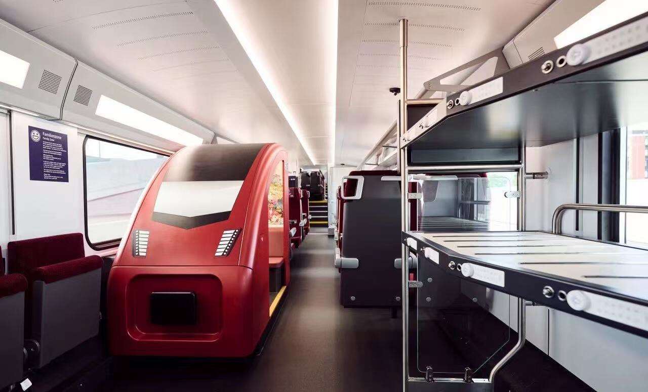 Železničný gigant Stadler predstavil nový dvojpodlažný elektrický vlak KISS