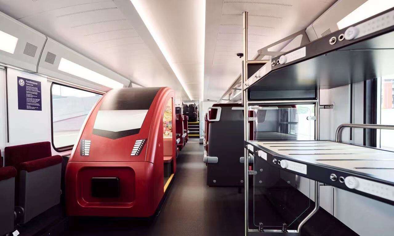 Stadler an Fhórsaíocht Ródarach Réidhleann Tren Nua Dheisceartach KISS