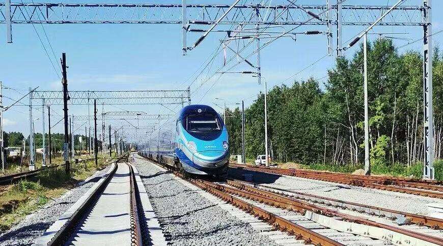 Lenkija inicijuoja dar vieną didelio masto konkursą dėl greitaeigių traukinių, siekdama tapti Centrinės ir Rytų Europos geležinkelio centru!