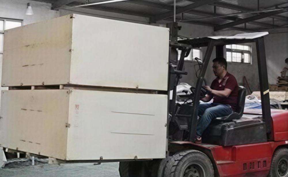 4.Forklift moving goods.jpg