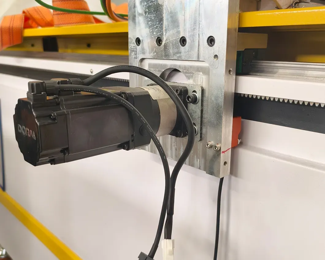 Imported electrical components, which ensures more stable operation, faster cutting speed and higher precision..jpg